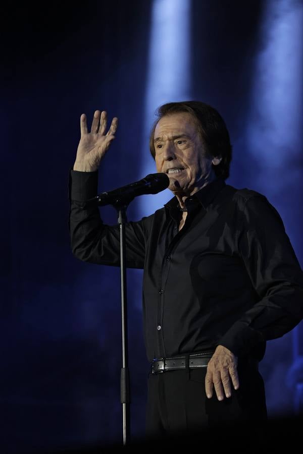 Raphael, durante su concierto en la Maestranza de Sevilla