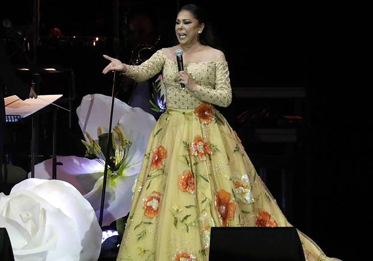 Isabel Pantoja, durante su concierto de anoche en el Estadio de la Cartuja de Sevilla