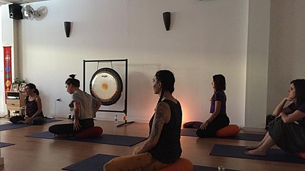 Clase de yoga en el centro