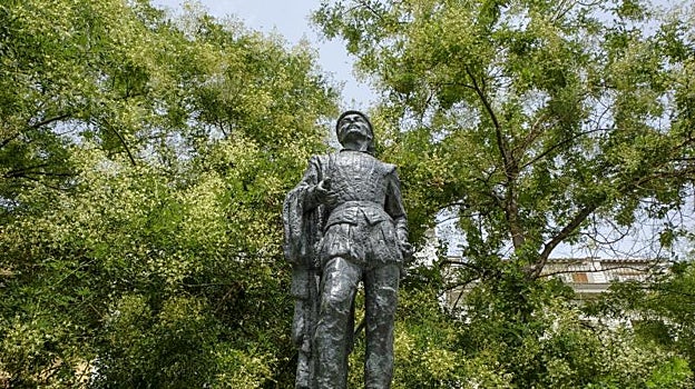 Estatua de Don Juan en la plaza de los Refinadores