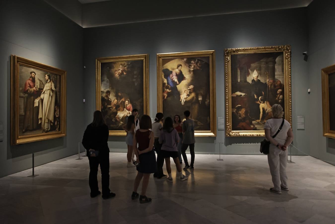 Numerosas personas hicieron colas para disfrutar del Archivo de Indias, la iglesia de San Luis de los Franceses y del Museo de Bellas Artes por la noche