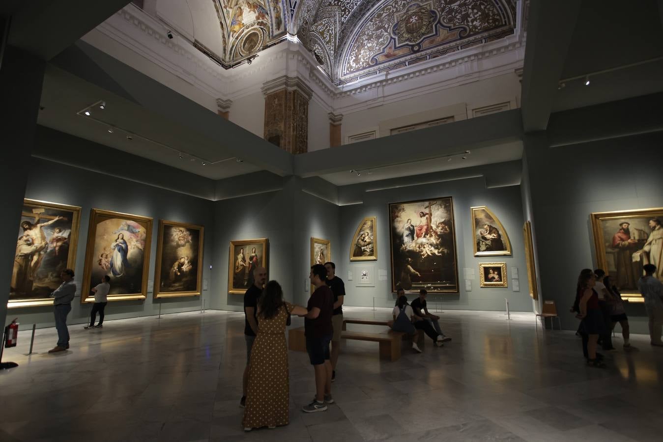 Numerosas personas hicieron colas para disfrutar del Archivo de Indias, la iglesia de San Luis de los Franceses y del Museo de Bellas Artes por la noche