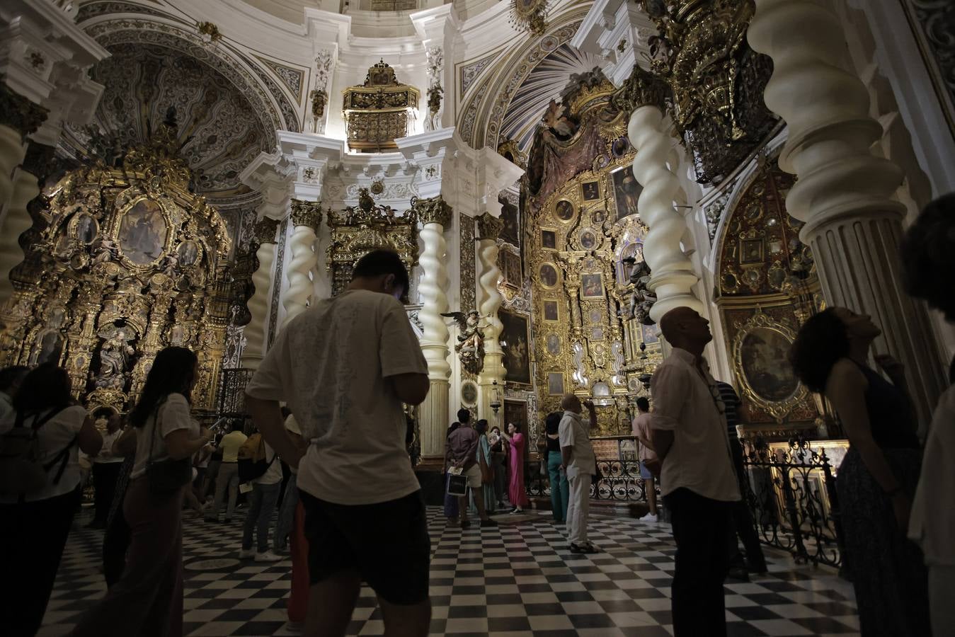 Numerosas personas hicieron colas para disfrutar del Archivo de Indias, la iglesia de San Luis de los Franceses y del Museo de Bellas Artes por la noche