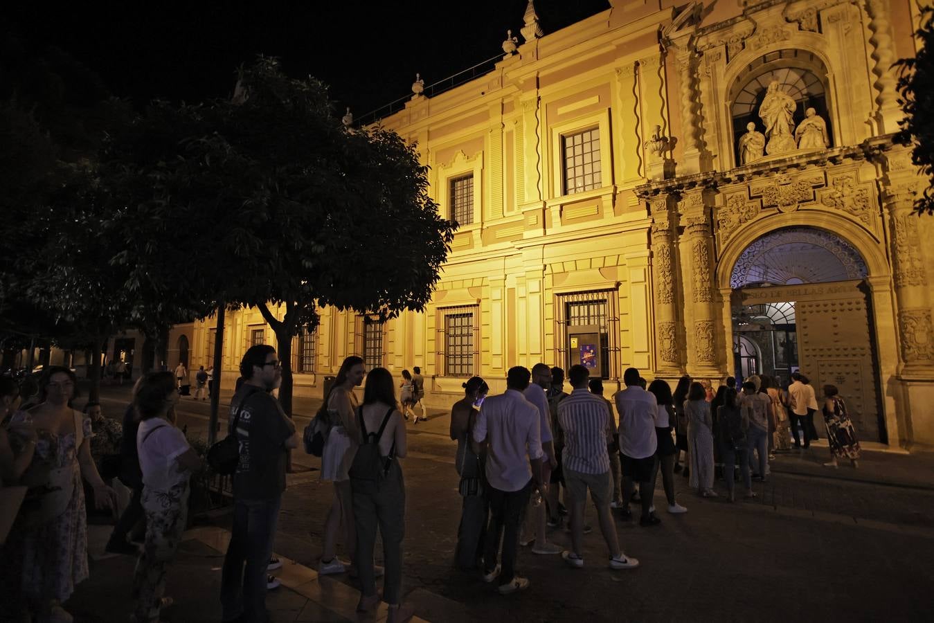 Numerosas personas hicieron colas para disfrutar del Archivo de Indias, la iglesia de San Luis de los Franceses y del Museo de Bellas Artes por la noche