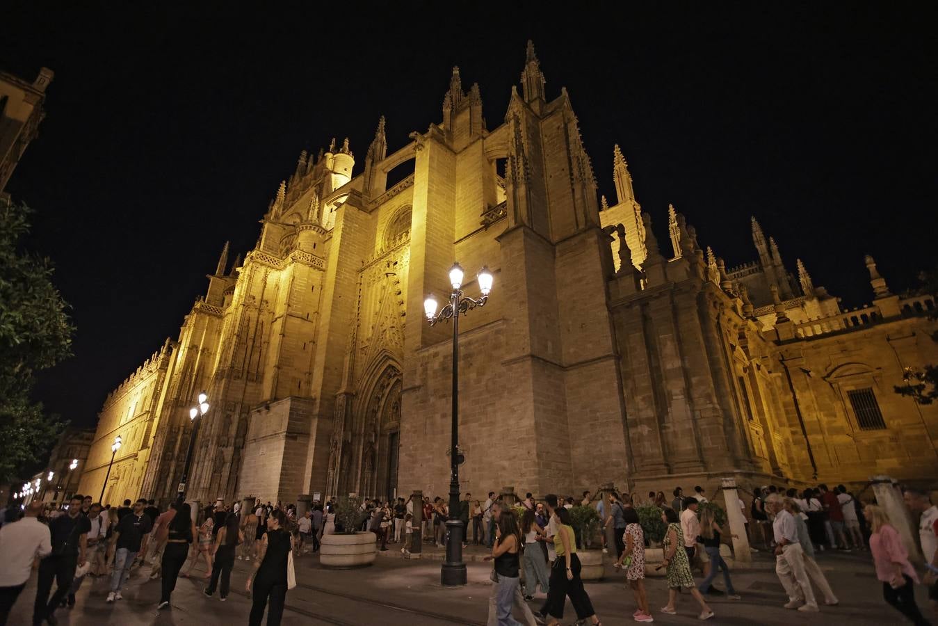 Numerosas personas hicieron colas para disfrutar del Archivo de Indias, la iglesia de San Luis de los Franceses y del Museo de Bellas Artes por la noche