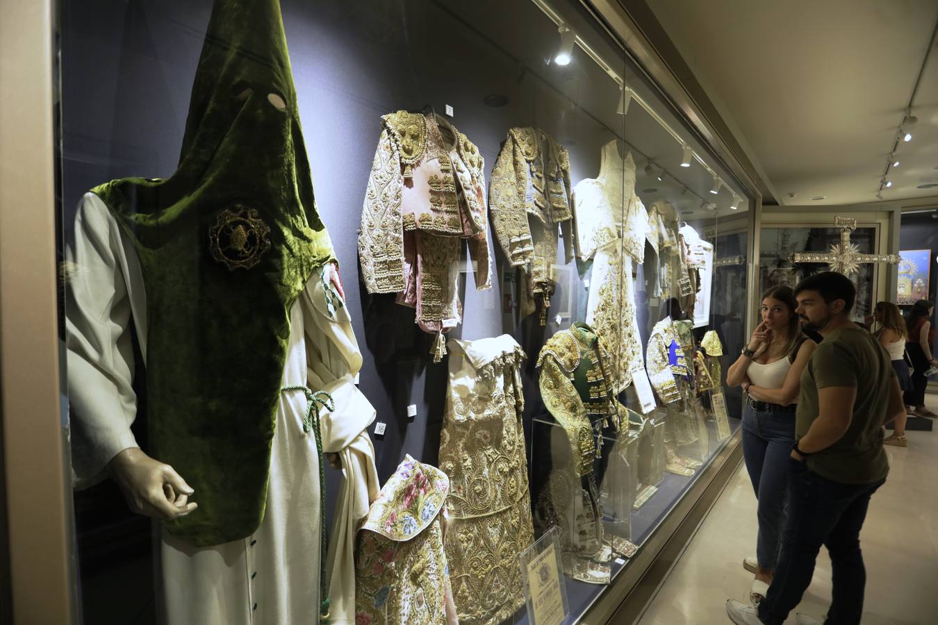 El Antiquarium, los museos de las hermandades, la casa-palacio de la condesa de Lebrija, una noche bailando swing en las Setas o una ruta teatralizada por Sevilla hicieron las delicias del público en esta noche mágica