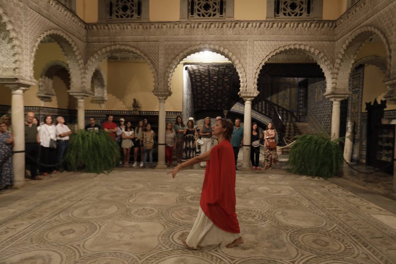 El Antiquarium, los museos de las hermandades, la casa-palacio de la condesa de Lebrija, una noche bailando swing en las Setas o una ruta teatralizada por Sevilla hicieron las delicias del público en esta noche mágica