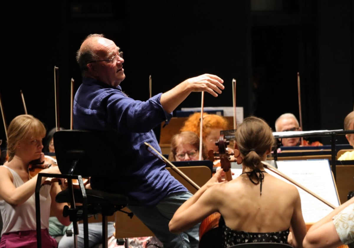 El maestro Marc Soustrot dirigiendo en un ensayo a los músicos de la Real Orquesta Sinfónica de Sevilla