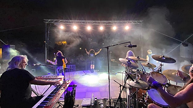 Los Mojinos Escozíos ofrecen un concierto en la localidad sevillana de Dos Hermanas