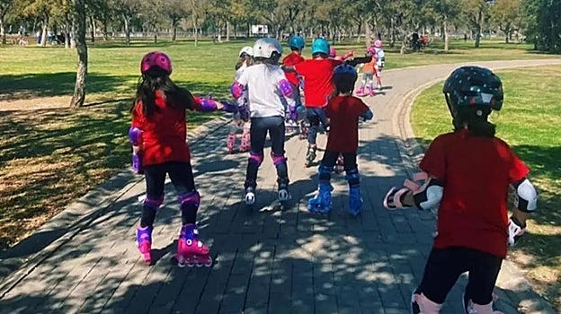 Niños patinando en el parque del Alamillo