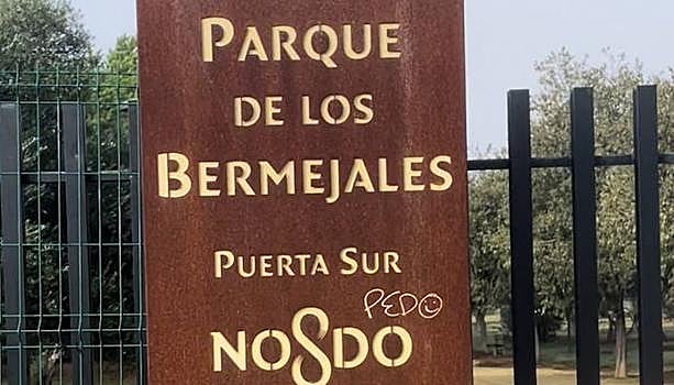 Imagen del exterior de la puerta del parque de los Bermejales.
