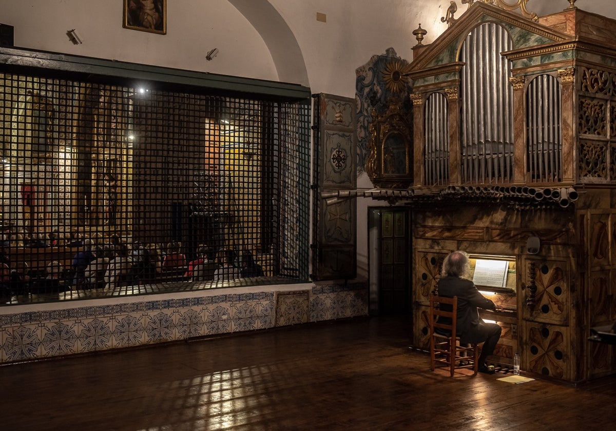 El organista Andrés Cea durante su concierto del Otoño Barroco