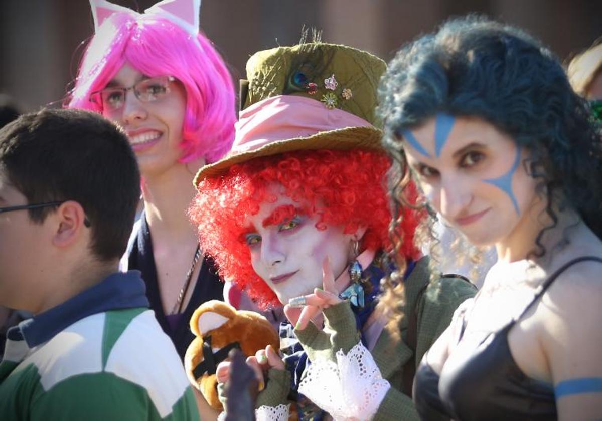 Un grupo de jóvenes ataviados de personajes de ficción en Mangafest