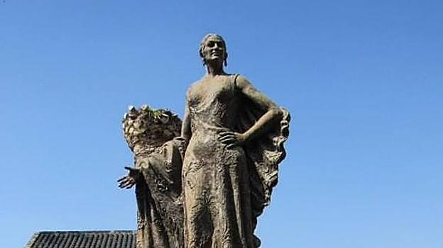 Vista frontal del panteón de Juanita Reina.