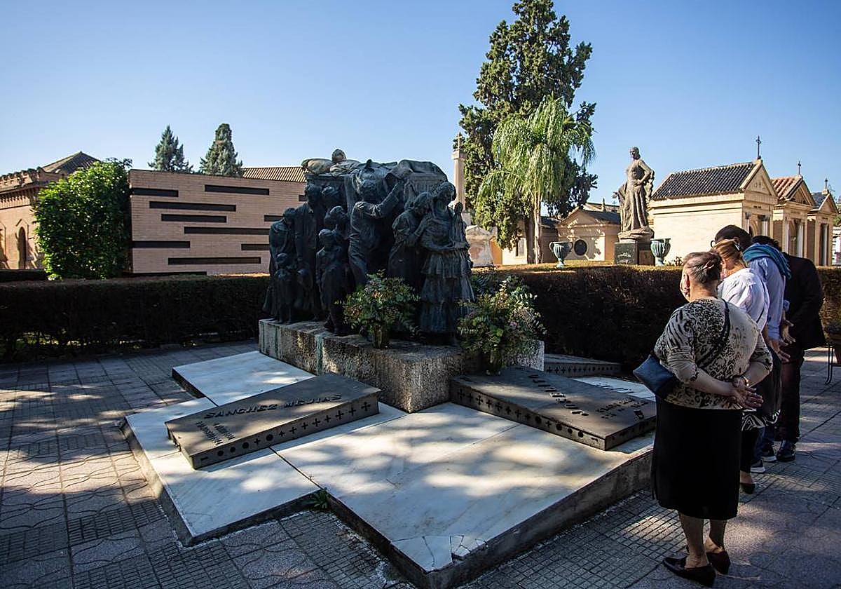 Visitantes en el panteón de Joselito el Gallo