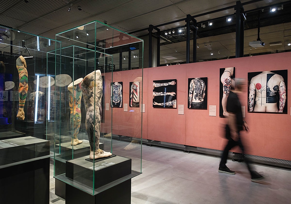 Las instalaciones del Caixaforum de Sevilla acogen una curiosa muestra dedicada al arte del tatuaje