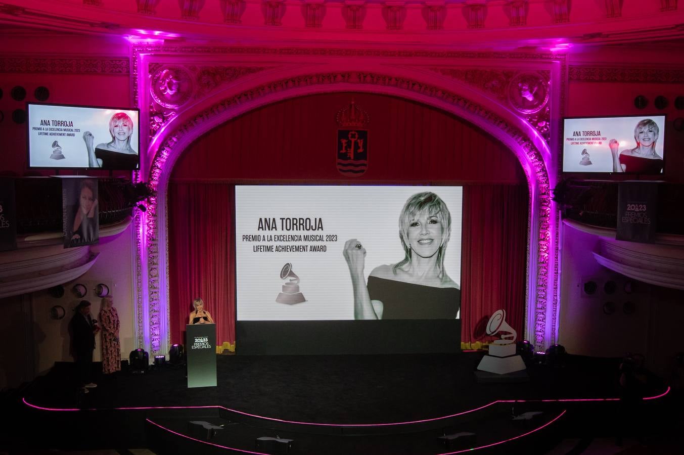 La alfombra roja de la gala a la Excelencia Musical de los Latin Grammy 