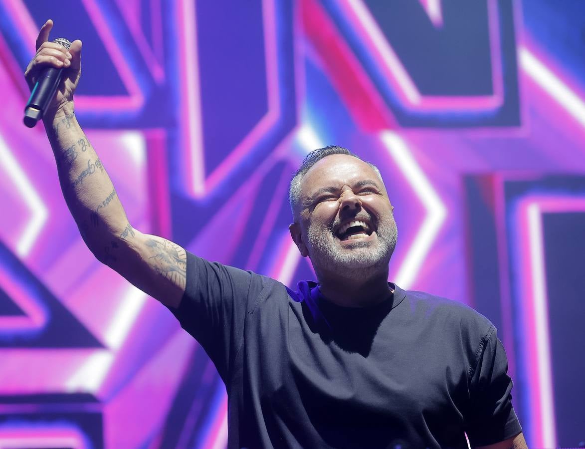 El cantante deleitó a su público en la Plaza de España de Sevilla