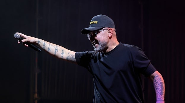 Juan Magán animando al público a cantar