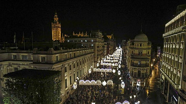 La avenida de la Constitución se ilumina por Navidad