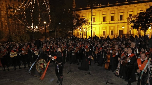 Las tunas cantan en el monumento a la Inmaculada Concepción de la Plaza del Triunfo