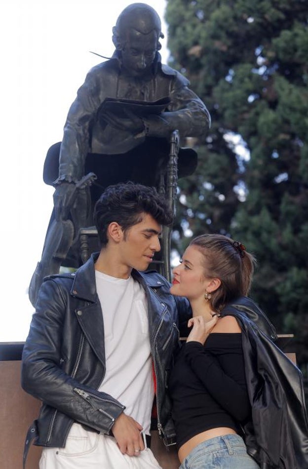 Los protagonistas de 'Grease', junto al monumento a Mozart que se halla a las afueras del Maestranza