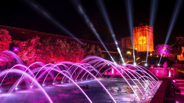 Un jardín y su fuente iluminados