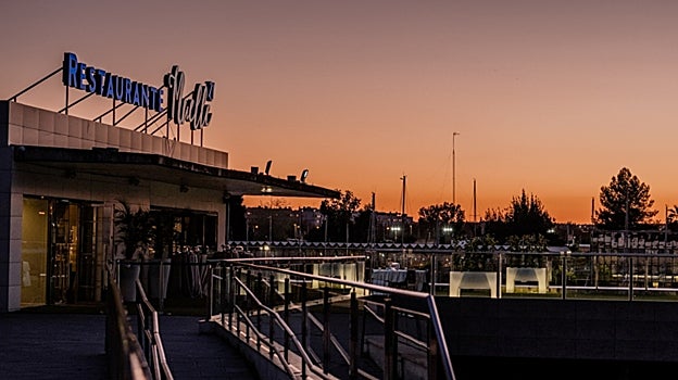 Terraza del restaurante Muelle 21, junto al Guadalquivir