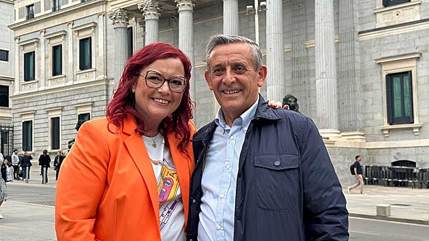 La doctora Clara Grima, a la izquierda de la imagen, protagoniza una conferencia en Utrera