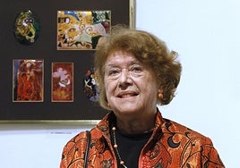 Lourdes Cabrera repasa su trayectoria como artista del esmalte en una exposición en la Academia de Bellas Artes de Sevilla