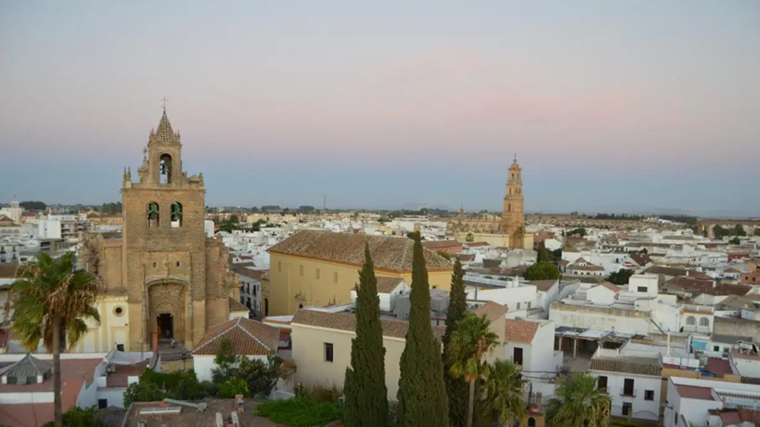 Panorámica de Utrera, uno de los pueblos sevillanos donde hacer una escapada para aprovechar el buen tiempo en invierno