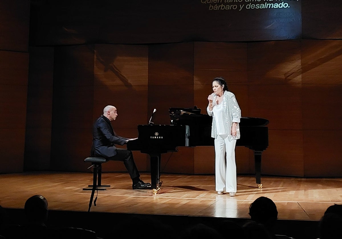 El pianissta Marcos Madrigal y Vivica Genaux, durante el recital ofrecido este sábado en Espacio Turina
