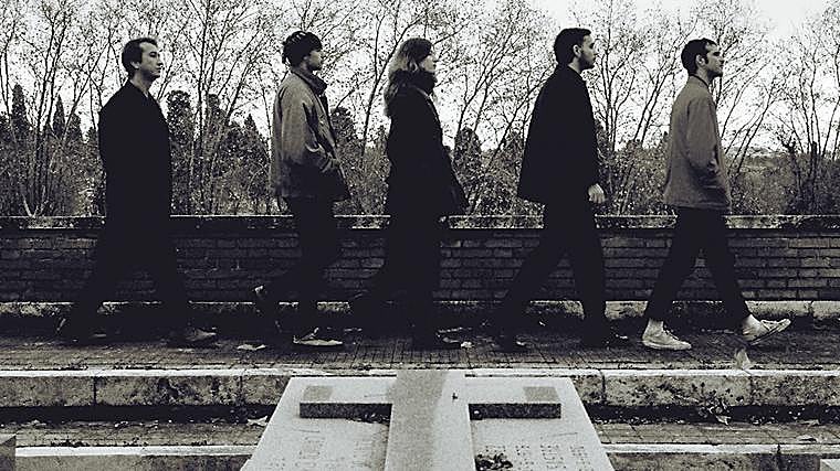 Los miembros de Niña Polaca en una sesión de fotos para promocionar 'Que adoren tus huesos'