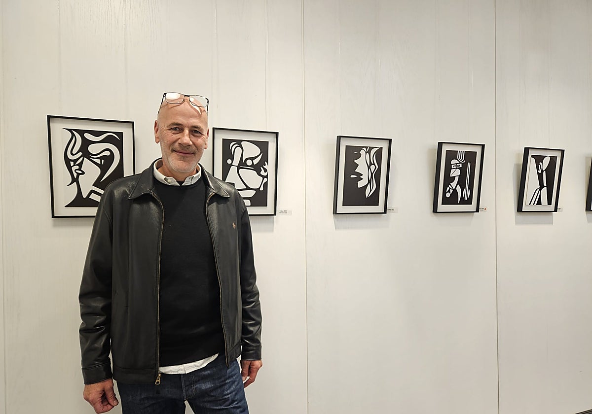 Pedro Molina ante las obras de la exposición que presenta en la Fundación Caja Rural del Sur