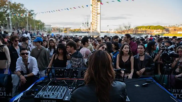 Personas disfrutando del Electrolunch