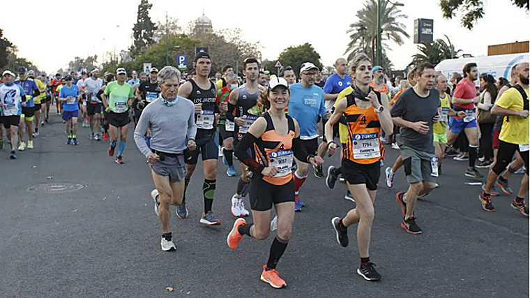 Corredores del Zurich Maratón de Sevilla por el Paseo de las Delicias
