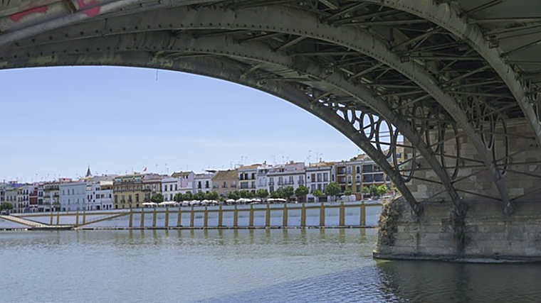 El Puente de Isabel II, con el barrio de Triana al fondo