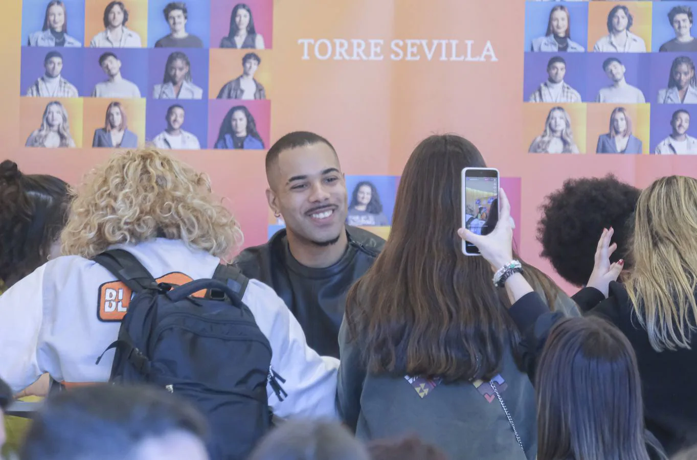 La firma de discos de los concursantes de OT 2023 en Torre Sevilla, en  imágenes