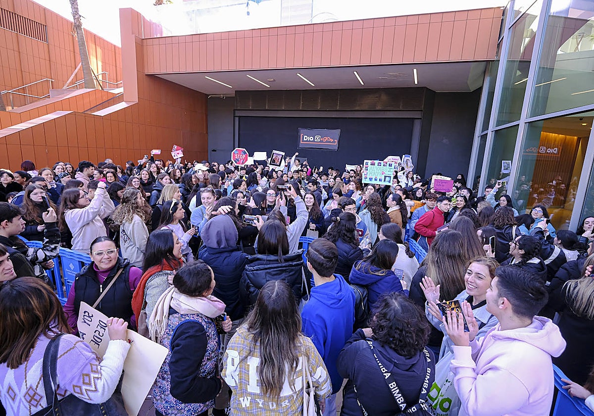 Centenares de jóvenes se han acercado este sábado a Torre Sevilla para la firma de OT