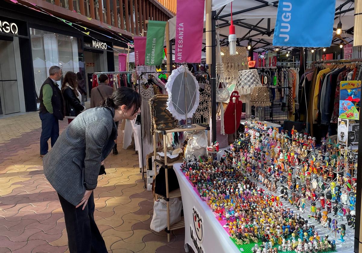 Una chica se interesa por uno de los puestos del 'Pop-Up Market' en Torre Sevilla