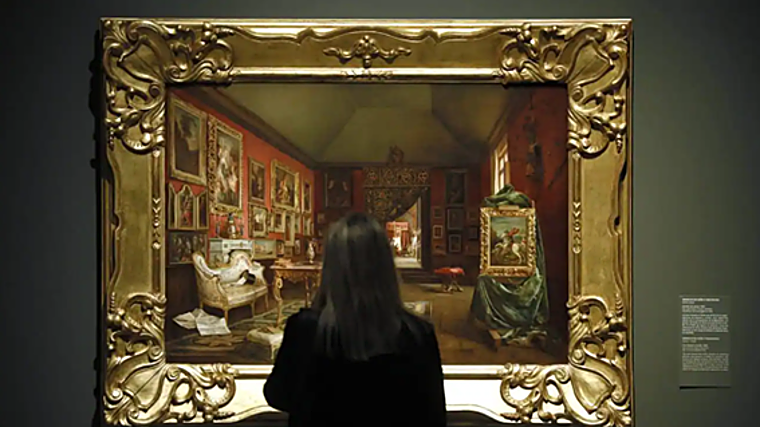 Una mujer, ante una de las obras de la exposición 'XIX. El Siglo del Retrato, en CaixaForum