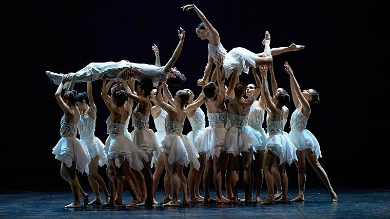 Los cisnes de Angelin Preljocaj triunfaron en el teatro de la Maestranza