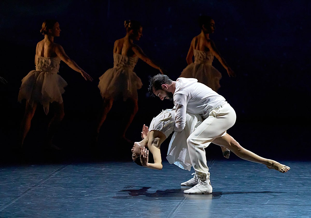Una de las escenas del 'Lago de los cisnes' de Angelin Preljocaj estrenado en el teatro de la Maestranza
