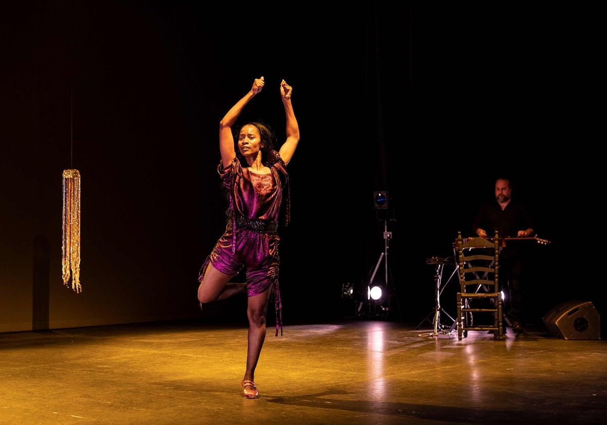 Yinka Esi Graves en un momento de la obra en el teatro Central de Sevilla