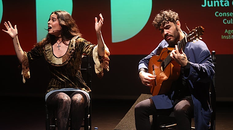 Angeles Toledado y Joselito Acedo ofrecieron un cante al final de la presentación de la programacionn