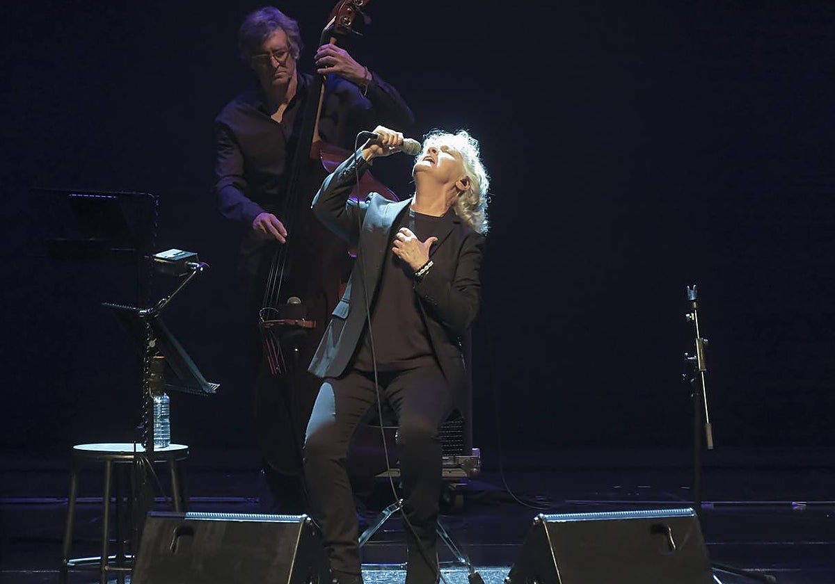 Un momento de la actuación de Mayte Martín en las tablas del Maestranza