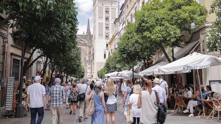 Calle Mateos Gago con la Giralda de fondo, llena de turistas extranjeros.