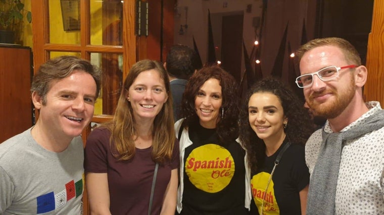 Equipo de guías y turistas de 'Espanish Olé'