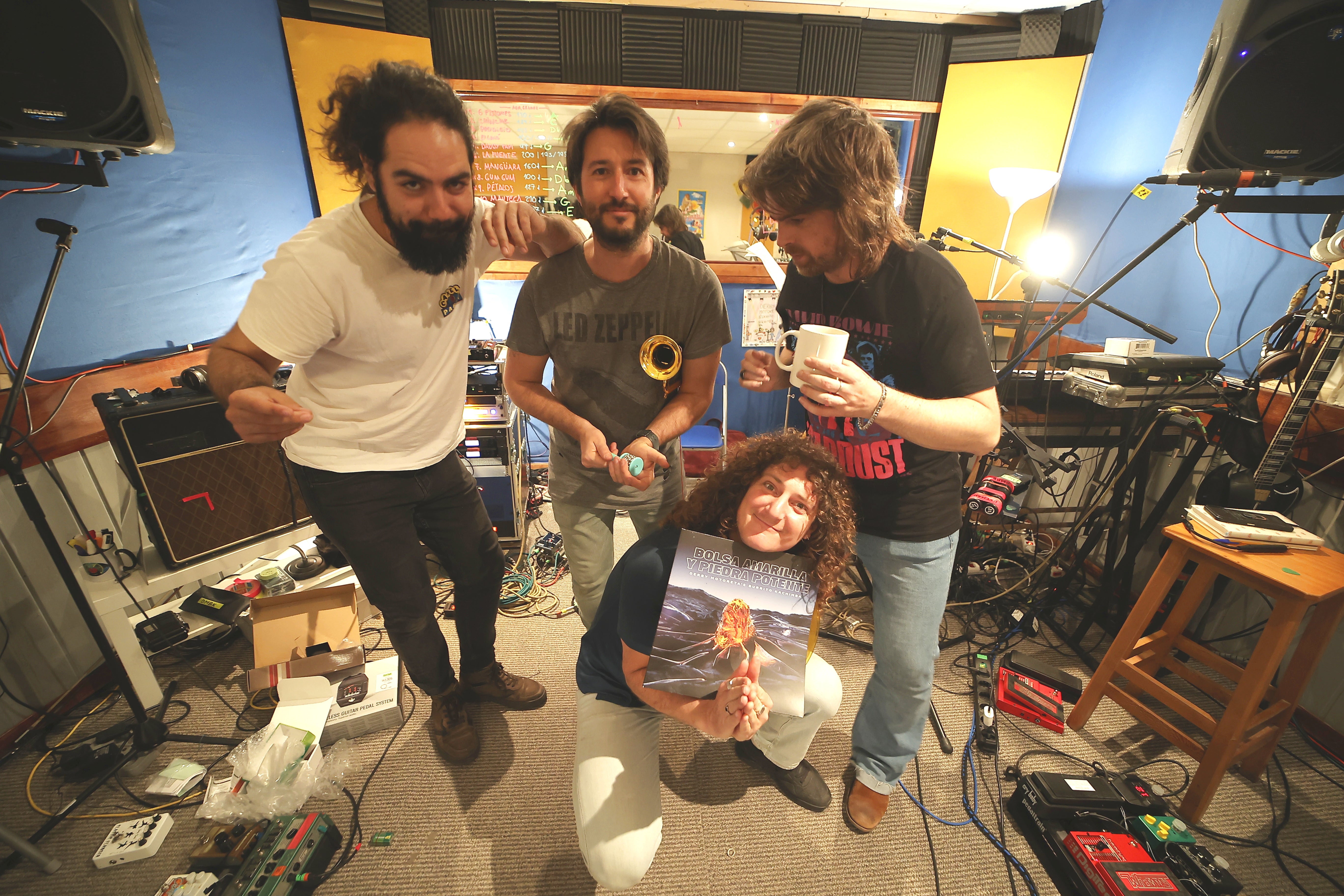 Cuatro integrantes del grupo en el local de ensayo (abajo, Dandy Piranha, y de izquierda a derecha, Bacca, Soni y Gringo)