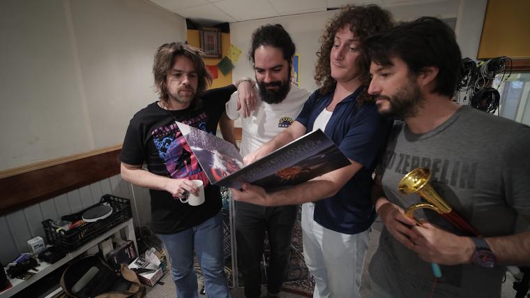 Los componentes del grupo con el vinilo de su nuevo álbum